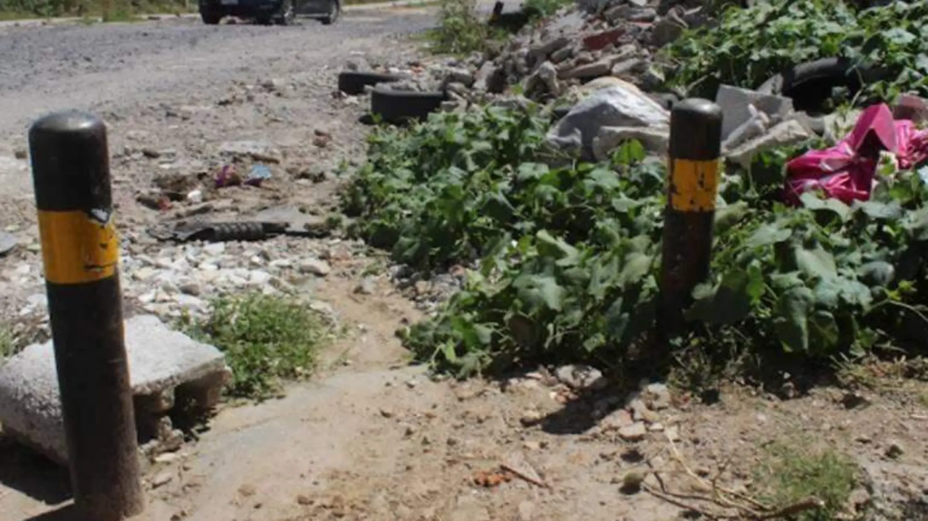 La circulación en la calle es difícil porque las piedras y hoyos son un peligro_